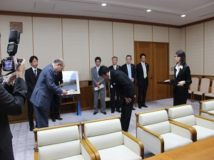 松本代表取締役から知事へ目録贈呈