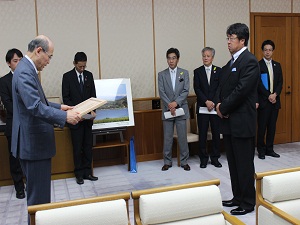 知事から松本代表取締役へ感謝状贈呈