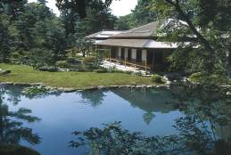 Shiguretei Tea House viewd from Hasepond