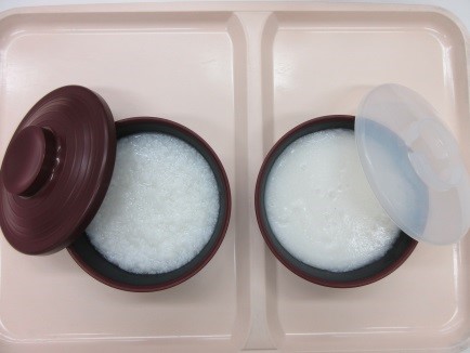 黒塗飯茶碗に盛り付けたお粥（左）、ミキサー粥ゼリー（右）