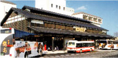 観光バスの新たな発着拠点としてにぎわいをみせる「道の駅 輪島」