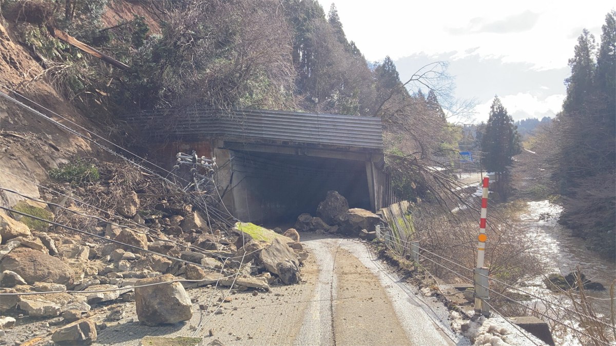 地震による道路の被災現場