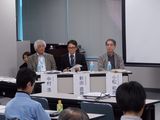 左より、金沢大学教授中村浩二氏、新出氏、小松氏
