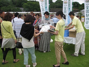 グッズ配布の様子