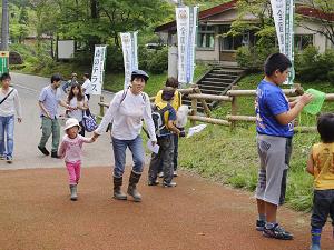 のぼり旗でPRする様子