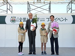 知事と県議長に苗木と花の引渡し