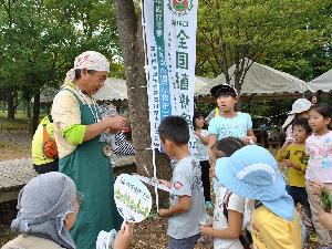 食材を受け取る様子