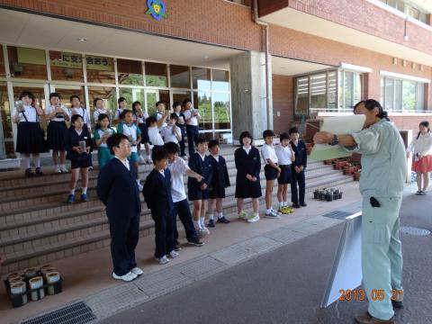 白嶺小学校のみんなにお話をきいてもらっている様子