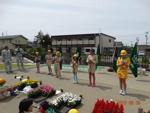 小松市のみどりの少年団のみんなに竹ポットを渡した様子