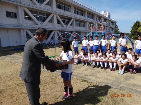 土田小学校のみんなに竹ポットを引き渡している様子