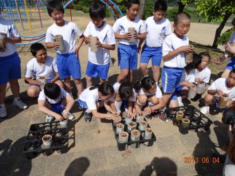 土田小学校のみんなへ竹ポットの引継ぎ