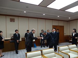 丸谷会長から知事へ目録贈呈