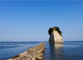 写真:見附島(みつけじま)